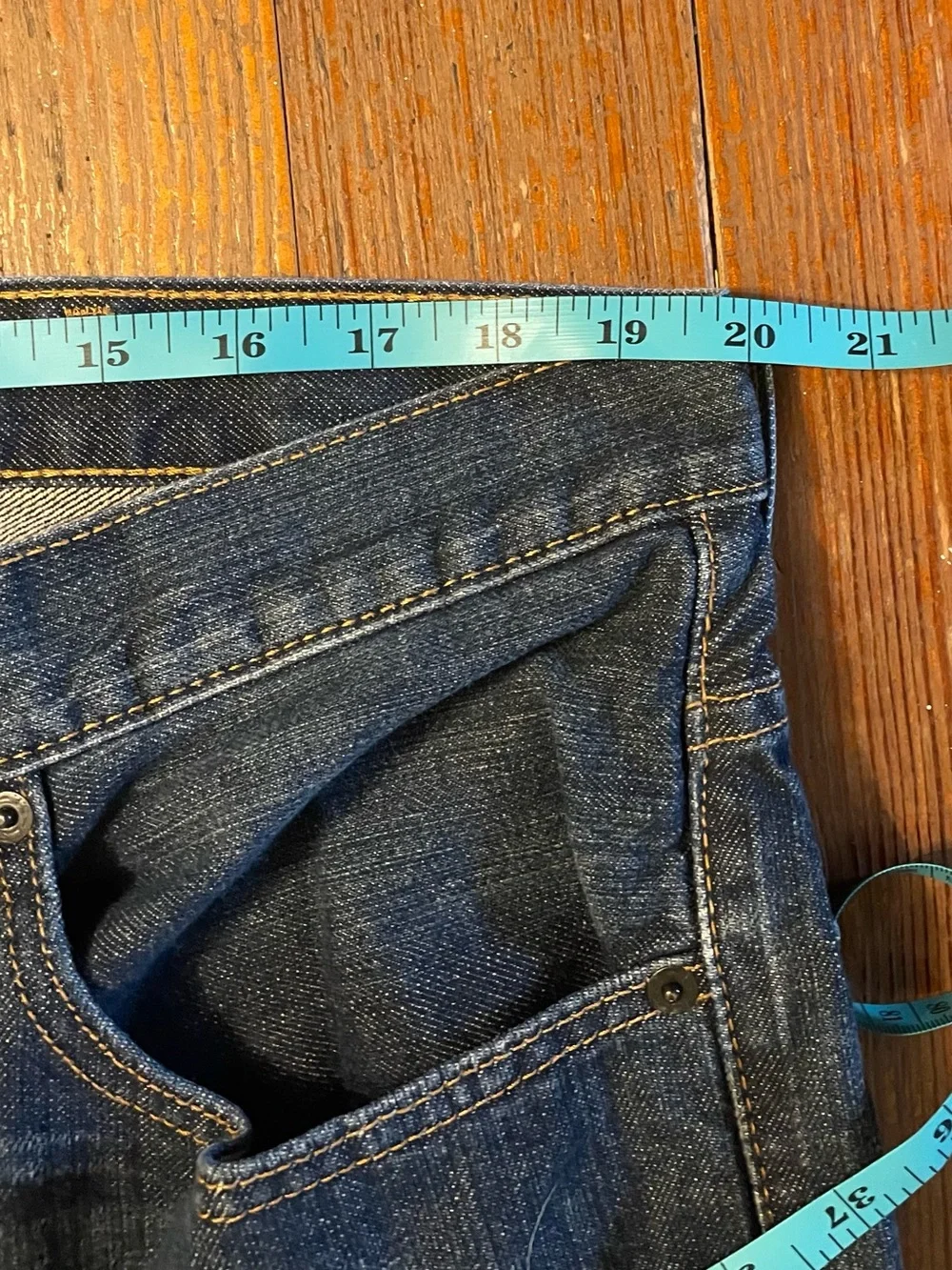 Levi's 550 Relaxed Fit Medium Stonewash Jeans  Men's Size: 40x32.  00550-274